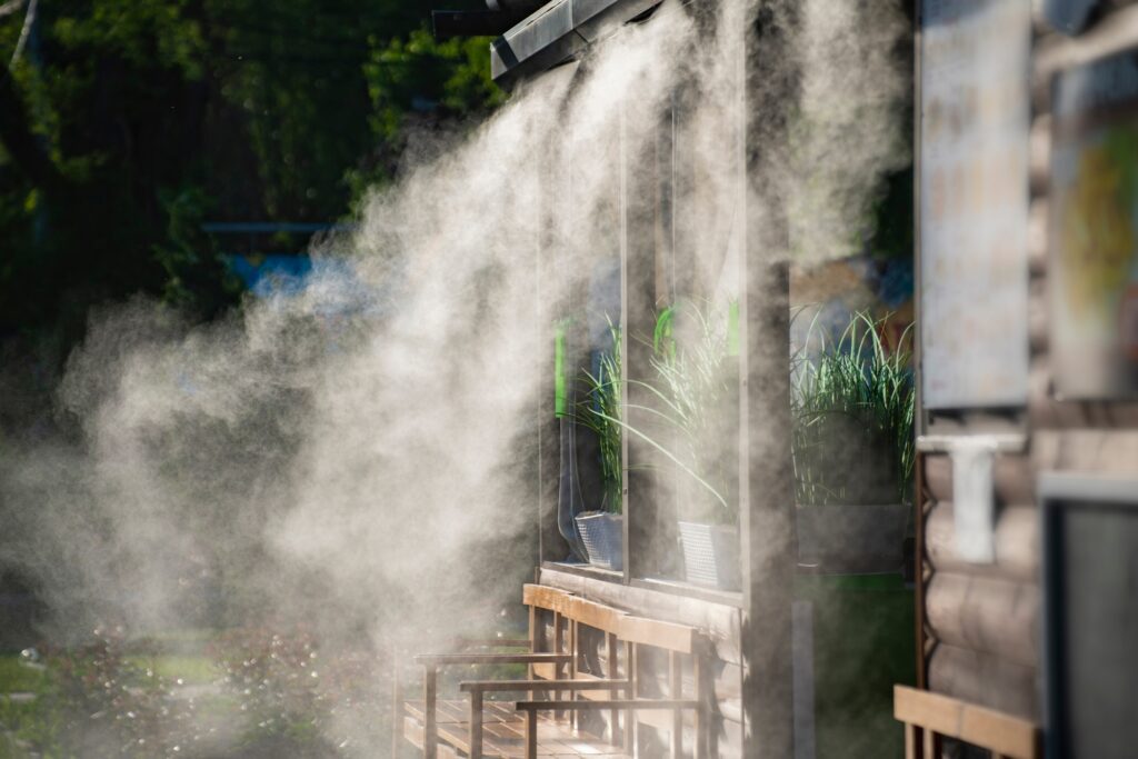 Impianti antizanzare per ristoranti: nebulizzazione nel dehors di un locale
